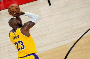 船記曬數(shù)據(jù)：詹姆斯第四節(jié)單節(jié)6投5中 恩比德一整場21中4