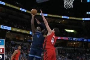 防不住！楊瀚森被小賈倫強攻打中 開拓者被迫再度叫停