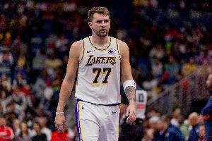 小伙子還得練！埃奇庫姆伸手試圖斷球 東契奇直接起手拿到三罰