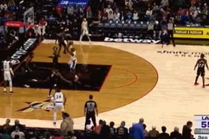 找回手感！老詹殺油漆區(qū)秀中投連得4分 拉出來飆三分也有