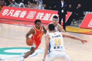 維持原判！布朗突破肘倒翟曉川后者阻擋 許利民交涉挑戰(zhàn)也是失敗