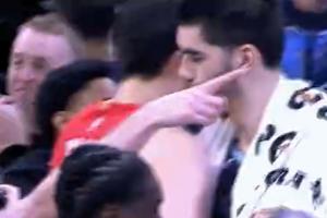 今天在場上糾纏一整晚！楊瀚森賽后和埃迪擁抱致意 兩人合計(jì)11犯