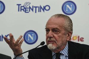 德佬：那不勒斯需要建造7萬(wàn)人新球場(chǎng)，否則怎么和米蘭雙雄競(jìng)爭(zhēng)？