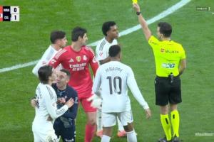 必然引發(fā)爭(zhēng)議！加西亞2分鐘連吃2黃，卡雷拉斯因抗議吃一黃一直紅