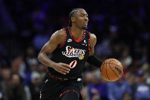 確實快！馬克西半場10中6拿下15分4板3助1帽 首節(jié)獨得10分