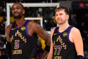 上來就喂！東契奇暫停后剛上場 就助飛艾頓順下空接暴扣！