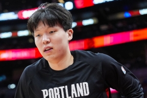 隊(duì)記：楊瀚森新秀賽季表現(xiàn)有起伏很正常 弗拉格首秀時(shí)也打得糟糕