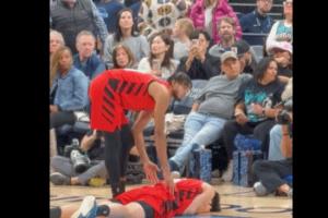 呂佩爾以為比賽暫停&想去關(guān)照倒地的楊瀚森 結(jié)果裁判沒有吹停比賽