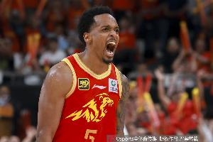 手感火熱！小巴里·布朗首節(jié)3記三分球轟下11分1板1助1斷