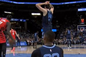 立功了！楊瀚森卡位造成埃迪個(gè)人第5次犯規(guī) 后者無奈下場