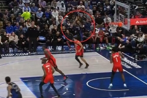 底角大空位要球但哈迪沒傳 拉塞爾自己投了個(gè)“空氣”??