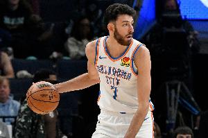 氛圍很輕松！霍姆格倫和“紅熊貓”雜技表演者擊掌致意