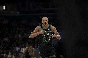 活力十足！凱爾特人連續(xù)沖搶前場(chǎng)籃板補(bǔ)籃得手 開(kāi)局15-5領(lǐng)先猛龍