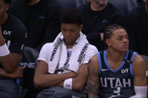 等很久了！爵士主場計(jì)時器損壞 球員場下等候&杰林威甚至開始拼圖