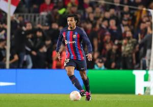 記者：孔德已經(jīng)找弗里克交談，并明確表達(dá)想踢中衛(wèi)