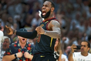 記者：18年總決賽G1是我見過的最強(qiáng)個(gè)人表演 但它毫無(wú)意義