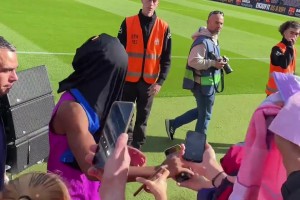 偷襲！亞馬爾被球迷扔的球衣糊臉??