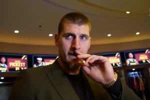 整活！約老師被問到如何評價(jià)隊(duì)友戈登的炸裂暴扣：啥時(shí)候扣的？我忘了