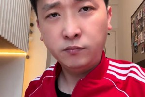 曼聯(lián)全隊(duì)乘坐火車前往倫敦戰(zhàn)熱刺，怎么穿一身藍(lán)??