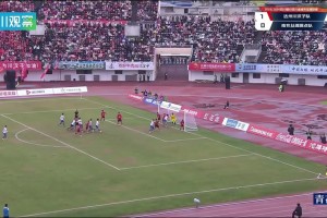 這有點(diǎn)。。中甲佛山南獅門將2分鐘內(nèi)連續(xù)接高空球失誤，最終送禮
