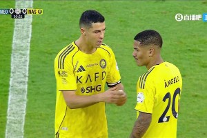 老大哥！隊友犯規(guī)染黃，隨后C羅悉心指導