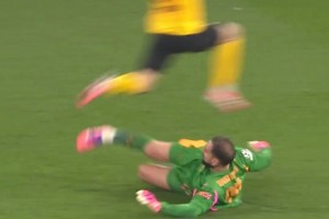 休想進(jìn)球！曼城官方怒贊多納魯馬這次兩連鏟