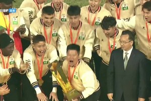 冠軍全家福??！中甲冠軍遼寧鐵人全隊(duì)與獎(jiǎng)杯合影留念