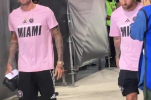 保鏢德保羅帶著梅西入場(chǎng)啦，梅西還向旁邊的球迷點(diǎn)頭示意~