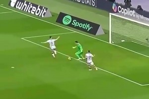 大模型門將也能秀花活！什琴斯尼這球，真的太秀了！