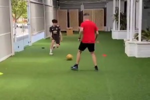 某曼城球員對(duì)戰(zhàn)利物浦時(shí)進(jìn)了不可思議的一球，還認(rèn)得出他嗎？