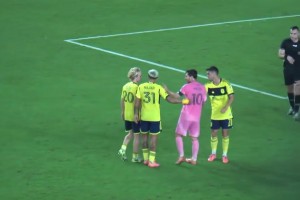 惹怒球王的后果！對手和梅西起爭執(zhí)，后果就是被梅西穿襠兩次