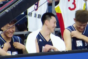 ??歡樂替補席，笑得七仰八叉的~