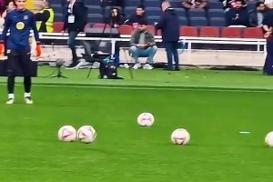 重溫薩拉赫拒讓點給阿諾德，網(wǎng)友：強顏歡笑卻可能已動了離開的心