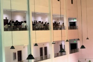 東契奇看了都得愣幾秒！網紅平常心秀逆天從三樓超遠三分扔進