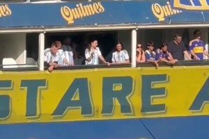 歐美女歌手Lipa現(xiàn)場(chǎng)觀看阿根廷超級(jí)德比，這都被發(fā)現(xiàn)了啊~