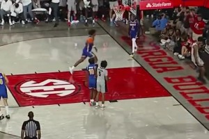 降維打擊！郭昊文校園行，展現(xiàn)暴力背扣！