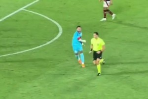 被暴力犯規(guī)都不吹！內(nèi)馬爾怒了沖裁判揮拳??