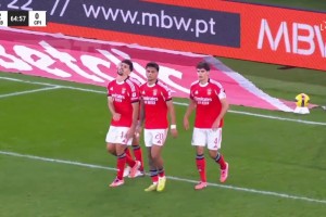 ??太逆天了！對手點(diǎn)球不進(jìn)，本菲卡后衛(wèi)解圍“打進(jìn)”自家球門！