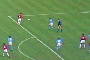 老球迷的回憶：維埃拉攻破曼聯(lián)球門