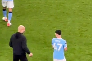 普拉蒂尼參加活動(dòng)時(shí)看著神色不錯(cuò)呀，旁邊一堆老頭應(yīng)該都是他球迷