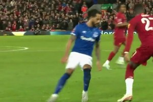 過(guò)山車！麥迪遜和曼聯(lián)球迷一起看比賽，兩個(gè)人的反應(yīng)太真實(shí)了！