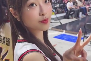 畫(huà)面喜感！最后時(shí)刻，泰倫-盧將戰(zhàn)術(shù)板交給助教范甘迪，自己站在一旁