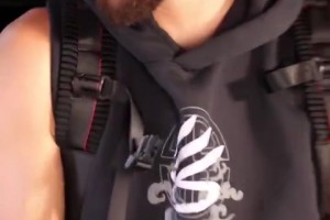 庫里看到巴特勒大媽造型，實在繃不住笑噴了！??