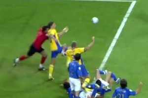 天才與惡棍一線之隔！伊布的經典神來之筆進球！超強的身體控制！