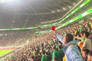 歡樂多！工體國安球迷自發(fā)紅牌，給兩位國際友人逗壞了??