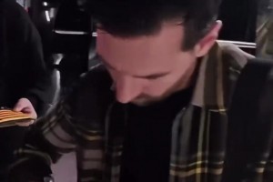 梅西哪怕偷偷到諾坎普都會(huì)被球迷找到，在停車場給巴薩球迷簽名~