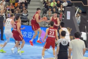 今天相當(dāng)拉胯！孫銘徽突入內(nèi)線上籃，結(jié)果余嘉豪殺出來一個血帽！