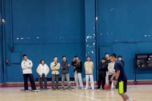 丁佳寧演示南斯拉夫步：這屬于走步，詹姆斯經(jīng)常用，但比賽中一般不會(huì)吹