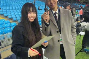 詹俊也是好起來(lái)了能幫大老師撐傘，俊哥這套英倫風(fēng)的行頭太對(duì)味兒