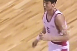 金華隊主教練鄭武奏國歌時站得筆直，曾為國家隊效力打進世界前八